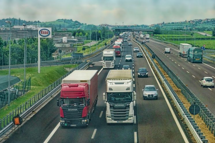 Automobilový priemysel: v Európe začínajú platiť nové pravidlá pre čistejšie a bezpečnejšie autá